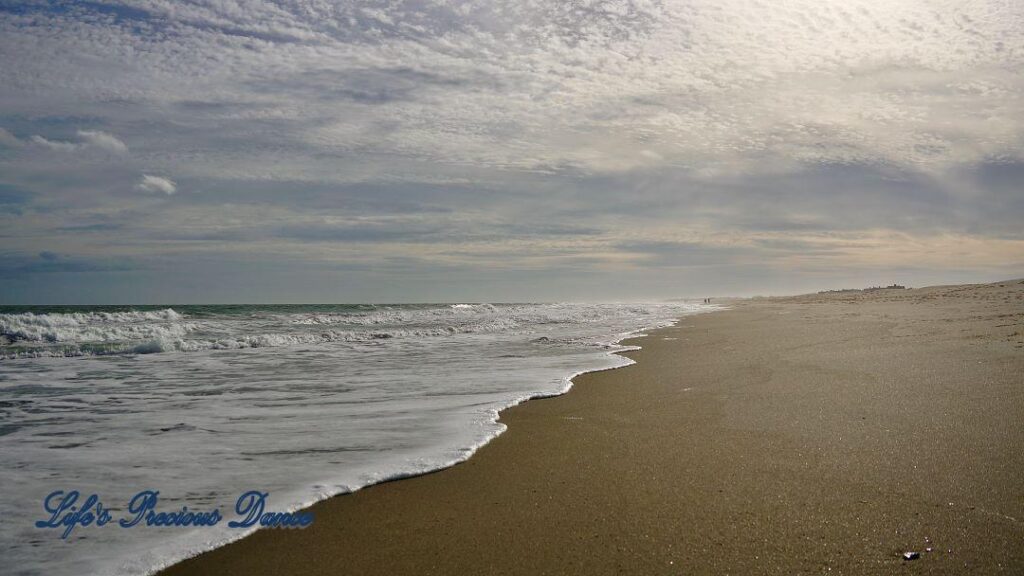 Waves crashing into shore on Pawley&#039;s Island. Clouds above.