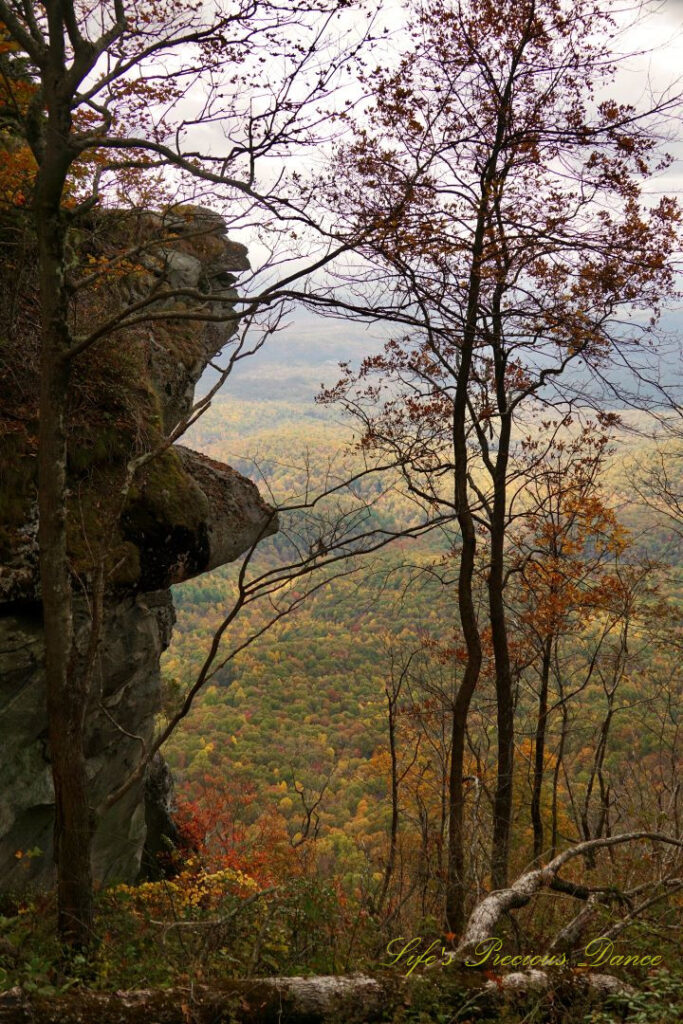 Side view of Caesar&#039;s Head along the rockface overlooking the colorful valley below